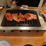 大阪焼肉・ホルモン ふたご - 基本お肉は焼いてくれます(23-03)