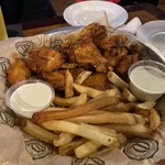Timothy O’toole’s Pub - チキンウイング・バスケット。ちょい甘辛なソースが掛かっている。
