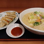 日高屋 - ちゃんぽん。有料で辛味噌をつけてみた。あと餃子。目が欲しがったのです。