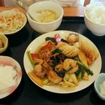 紫禁城 - Ａ定食の海鮮と玉子、キクラゲ野菜のしょうゆ炒め。