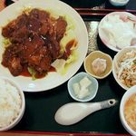 紫禁城 - 「柔らか煮込んだ牛すね肉のオイスターソース炒め」の定食