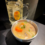 焼肉勇太郎 - お通し 白味噌の煮込みスープ&ハイボール［by pop_o］