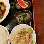 24時間 餃子酒場 - 野菜と漬物とデザート