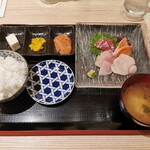 Sapporo Eki Kitaguchi Sakaba Meshi To Junmai - 刺身定食