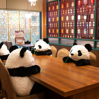 Spacious space with 120 seats! The store has cute panda stuffed animals♪
