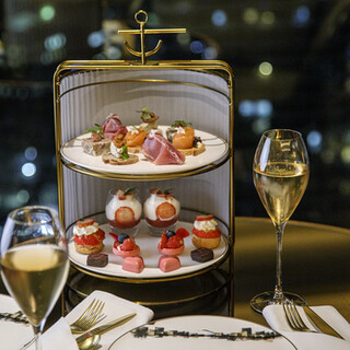 Enjoy a romantic moment with an aperitivo while watching the night view