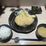 とんかつ憲進 - 常陸の輝きのリブロースかつ定食とエビフライ