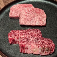 焼肉うしごろ 銀座店 - (上)究極の黒タン厚切り(下)厳選厚切りハラミ