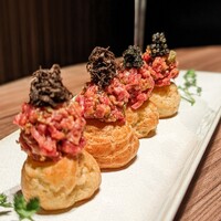 焼肉うしごろ 銀座店 - 和牛タルタルのグジェール(手前:トリュフ、奥:キャビア)