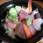 Temari Wafuu Ajidokoro - ちらし丼：相変わらず具は多いが、日によって多少具材は変わるよう・・今日はクジラ入り(´∀｀)