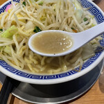 東京タンメン トナリ - 旨ッ‼️おっ旨いぞぉ、野菜の甘味。肉の旨味も色々感じます。豚も牛肉もあるような感じ。
            多少トロミを感じるスープ、このタンメンの主役でした。