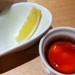 Raxamenhayashida - まぜそばには味変アイテムとして「トリュフオイル漬け卵黄」と「レモン」が付きます