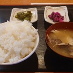 埼玉漁港 海鮮食堂 そうま水産 - おかわり自由なご飯、あら汁、漬物です!