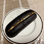 メゾン ムラタ - ヘーゼルナッツクリームとローストヘーゼルナッツのブラックカカオコッペ ¥260