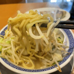 東京タンメン トナリ - 麺は中太麺よりやや太麺に近い太さ。自家製っぽい練り込みを形にしています。このもっちりとした感じは、タンメンにはピッタリですね。しっかりした小麦粉の風味を携えて、濃厚なスープについて行っています。