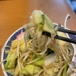 東京タンメン トナリ - キャベツも白菜も、シャキッとした歯応えを残しています。色々な種類の野菜が食べられるのも、この店の魅力ですね。