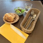 h Burasseri Vato - ランチのサラダとパン