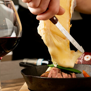 目の前でラクレットチーズ！！