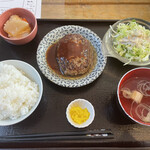 Tsutsukiya - ハンバーグ定食。柔らかく炊いたご飯は、粘りが強く美味しいものだった。
