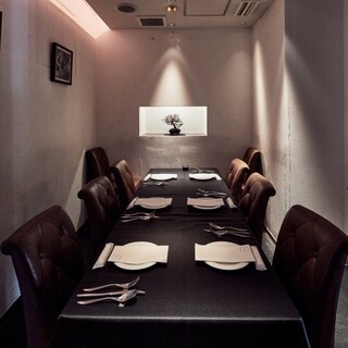 隠れ家レストラン大人気のソファー席と個室席。