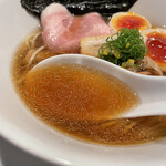 酒肴場 屯 - 餃子のスープは塩味がキリッと立った仕上がり