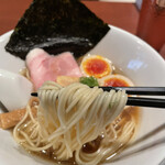 酒肴場 屯 - 三河屋製麺の細ストレート麺はパツンと歯切れの良い茹で上がり