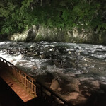 松楓楼 松屋 - 夜間ライトアップは、かなり先まで照らされています