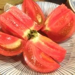 焼鳥 若竹 - お新香代りに冷やしトマト
      完熟トマトでどの焼鳥より美味い