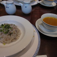 萬珍樓 本店 - 十六穀米のトマトソース添え