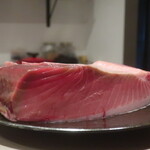 フィエルテ - 佐賀県産 13日熟成 ヨコワのプレゼンテーション