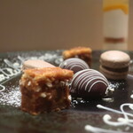 フィエルテ - そば風味クルミっ子、藁風味ガナッシュのマカロン、ローストアーモンドガナッシュ