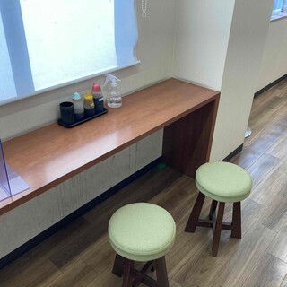 窓際のカウンター席