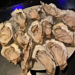 牡蠣酒場 海運亭 - 牡蠣の大盛り