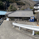 谷川米穀店 - 店舗遠景
川のほとりにあります。
