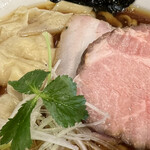 手打式超多加水麺 ののくら - ワンタン中華そば　のアップ