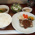 キッチン ブルー グローブ - 牛肉と里芋のピスタチオのテリーヌ、ソテーオニオンとトリュフのソース