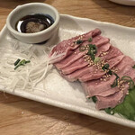 やきとん ユカちゃん 麻布ふじ嶋 - やわらかタン刺　700円　甘さを感じ、適度な食感のある柔らかな肉