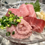 まぐろやナポレオン 赤坂店 - ＊対馬産!!!生本まぐろ刺身盛り 小（¥1,250）
                                （大トロ・中トロ・赤身 各2切れ×3種）
                                ＊ネギトロ（¥530）
