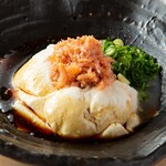 搭配小沙丁魚明太子吃的冰鎮魚肉松豆腐