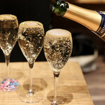 餃子とスパークリング バブルス - こぼれスパークリング