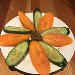 ヒマラヤテーブル - 野菜のティムール。真ん中のネパール山椒と一緒に食べるシンプルなやつだけど、日本や中国の山椒とは違った良さがあるのよね(*´◒`*)