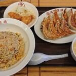 大阪王将 - 餃子Ｗ炒飯セット。炒飯大盛り。