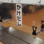 Tamoya - かけうどんは、この機械でセルフで温つゆを注ぎ入れます