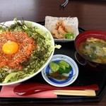 倉 - マグロのタルタル丼。980円