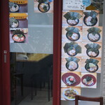 ラーメン 三亀 - 入口のメニュー写真