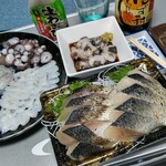 角上魚類 越谷店 - これ全部で1500円してません( ≧∀≦)ノ
                                手前がニシン炙り、右上のがタコ皮ポン酢です。