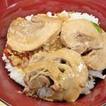 ラーメン 三亀 - ご飯にチャーシュー