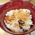 ラーメン 三亀 - ご飯に薬味