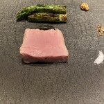 イル アオヤマ - まだ草を食べた事ない乳飲み仔牛