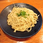 THE BLUE'S NOODLES - 替玉　麺はパキっとした食感でスープに投入する前に数本素で啜ったけど麺自体も上手いのかも